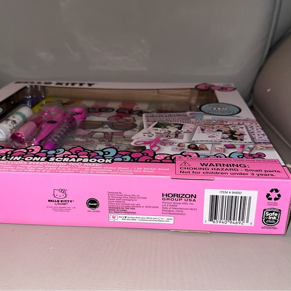 Hello Kitty All-in-One DIY Design Your Own Scrapbook with Over 250 Essentials - Picture 4 of 9